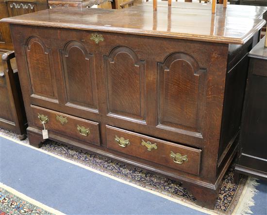 An oak mule chest W.151cm